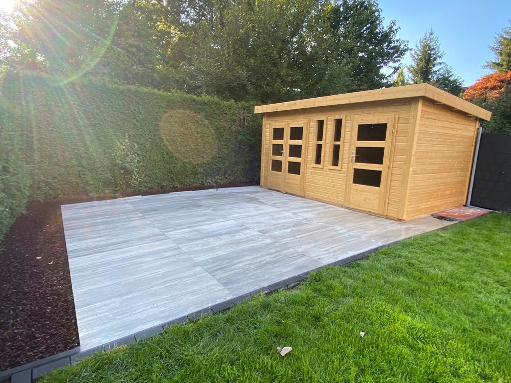 Neues Gartenhaus auf frisch verlegter Terrasse