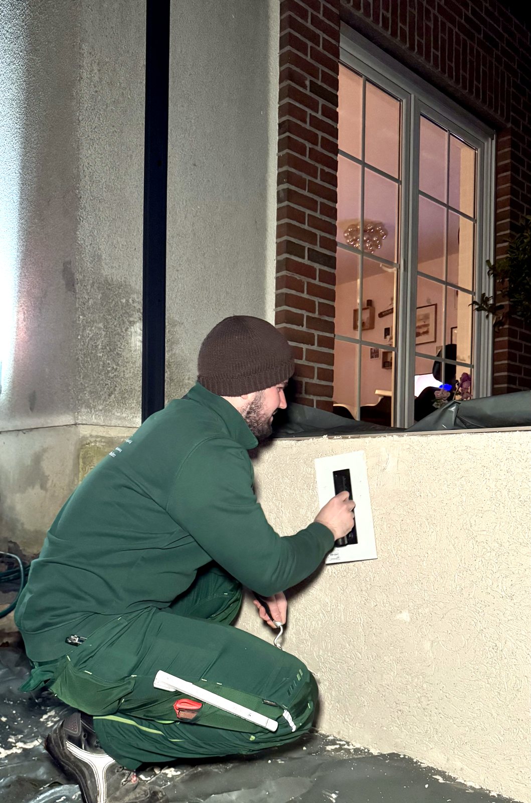 Saubere Putz- und Spachtelarbeit an einer Hausfassade