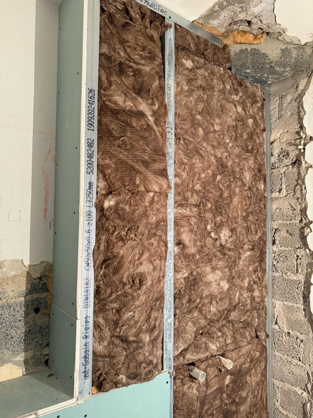Dämmwolle im Metallständerwerk einer Trockenbauwand